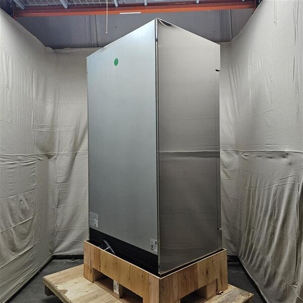 Scratch and Dent Avantco A-35R-HC 39 1/2" Solid Door Reach-In Refrigerator