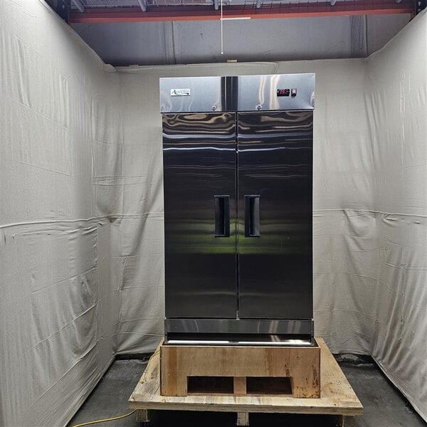 Scratch and Dent Avantco A-35R-HC 39 1/2" Solid Door Reach-In Refrigerator