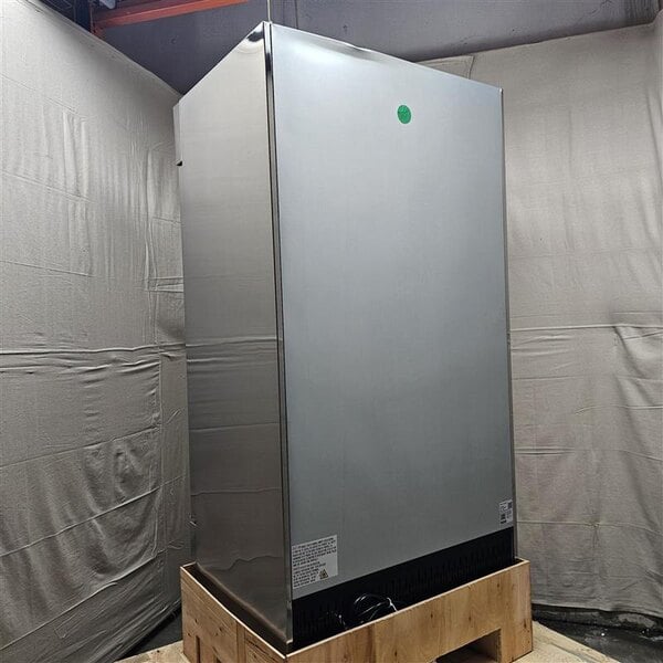 Scratch and Dent Avantco A-35R-HC 39 1/2" Solid Door Reach-In Refrigerator