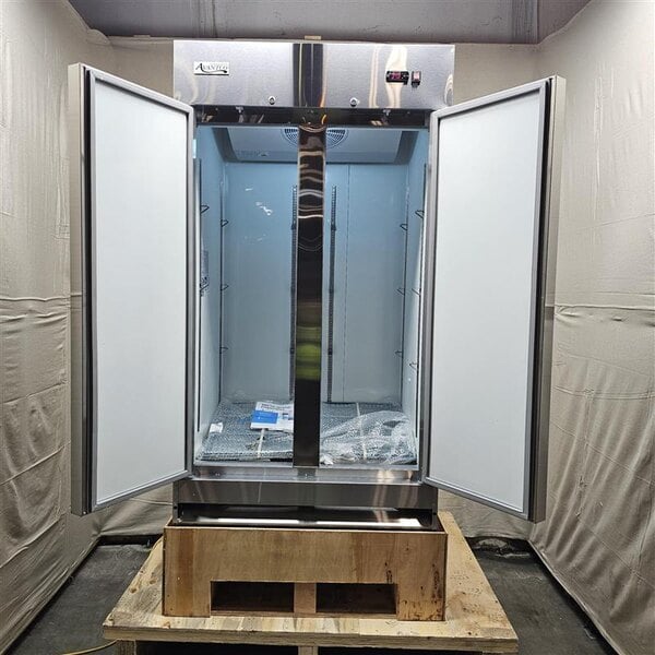 Scratch and Dent Avantco A-35R-HC 39 1/2" Solid Door Reach-In Refrigerator