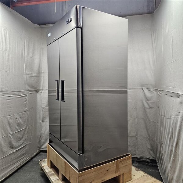 Scratch and Dent Avantco A-35R-HC 39 1/2" Solid Door Reach-In Refrigerator