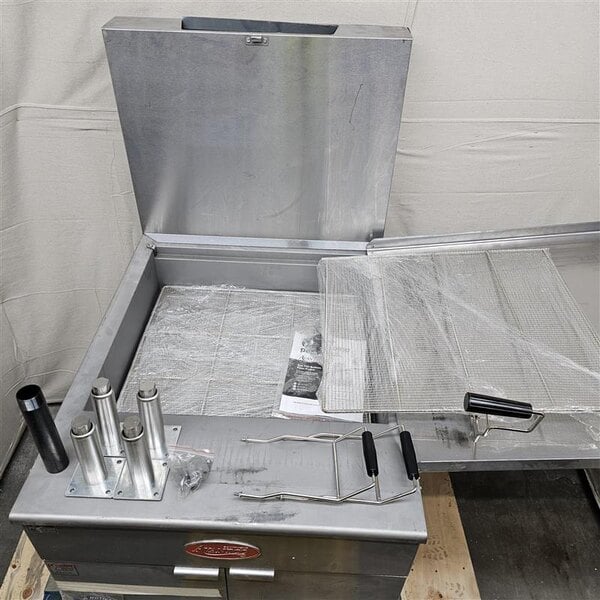 Scratch and Dent Avantco FBF2624LP Liquid Propane 150-170 lb. Flat Bottom Funnel Cake / Donut Fryer - 120,000 BTU