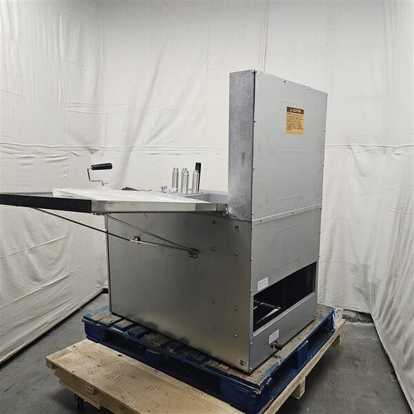 Scratch and Dent Avantco FBF2624LP Liquid Propane 150-170 lb. Flat Bottom Funnel Cake / Donut Fryer - 120,000 BTU