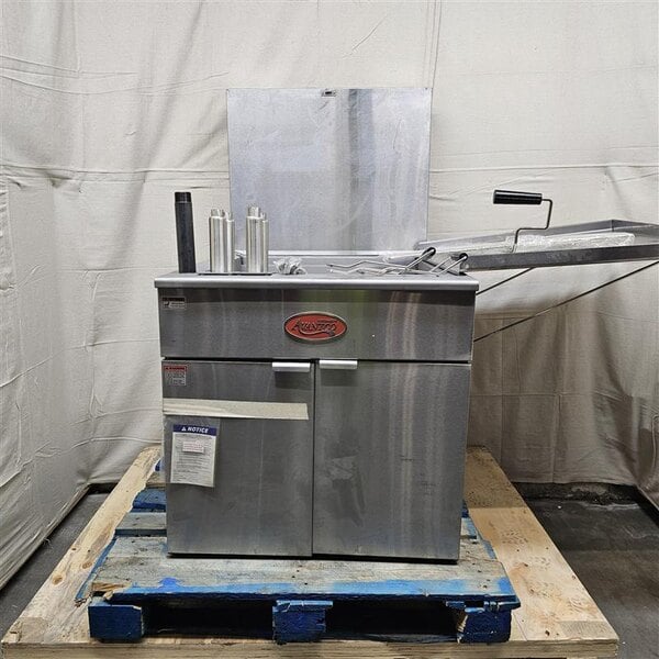 Scratch and Dent Avantco FBF2624LP Liquid Propane 150-170 lb. Flat Bottom Funnel Cake / Donut Fryer - 120,000 BTU