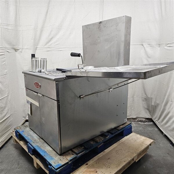 Scratch and Dent Avantco FBF2624LP Liquid Propane 150-170 lb. Flat Bottom Funnel Cake / Donut Fryer - 120,000 BTU
