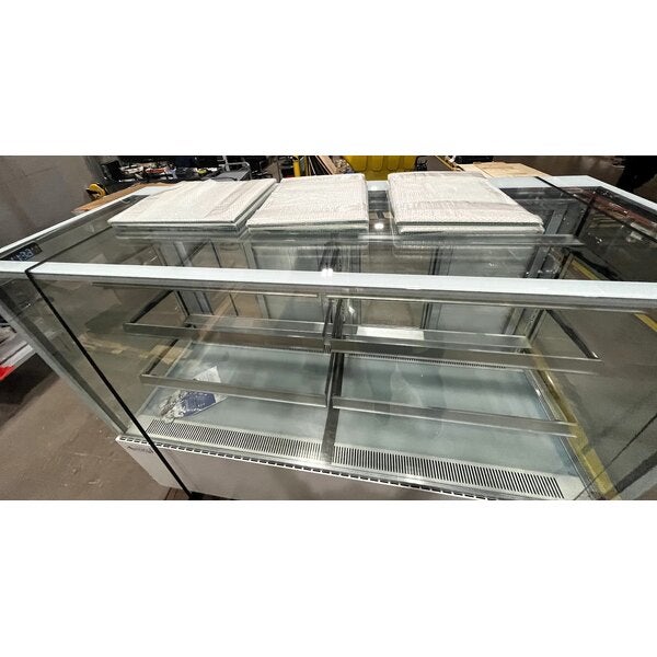 Scratch and Dent Avantco BCF-72-HC 70 7/8" Square Glass White Refrigerated Bakery Display Case