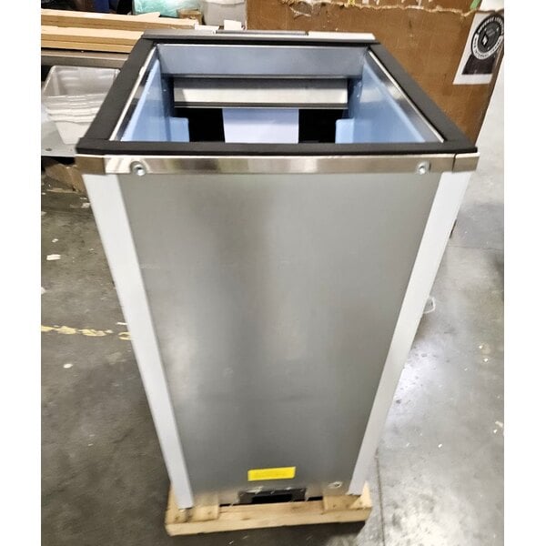 Scratch and Dent Avantco Ice BIN40022 22" Ice Storage Bin with Metallic Alloy Exterior - 383 lb.