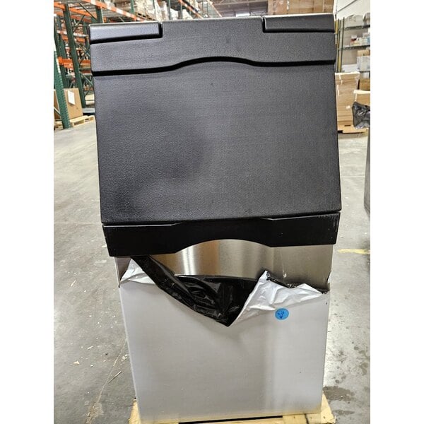 Scratch and Dent Avantco Ice BIN40022 22" Ice Storage Bin with Metallic Alloy Exterior - 383 lb.