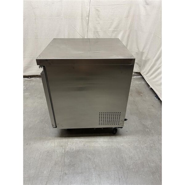 Scratch and Dent Avantco SS-UC-27R-HC 27" Undercounter Refrigerator