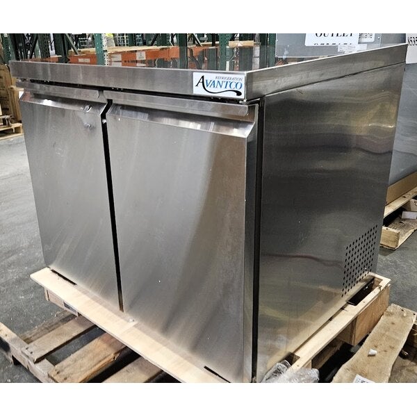 Scratch and Dent Avantco SS-UC-36R-HC 36" Stainless Steel ADA Height Undercounter Refrigerator
