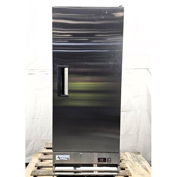 Scratch and Dent Avantco A-12R-HC 25" Solid Door Reach-In Refrigerator
