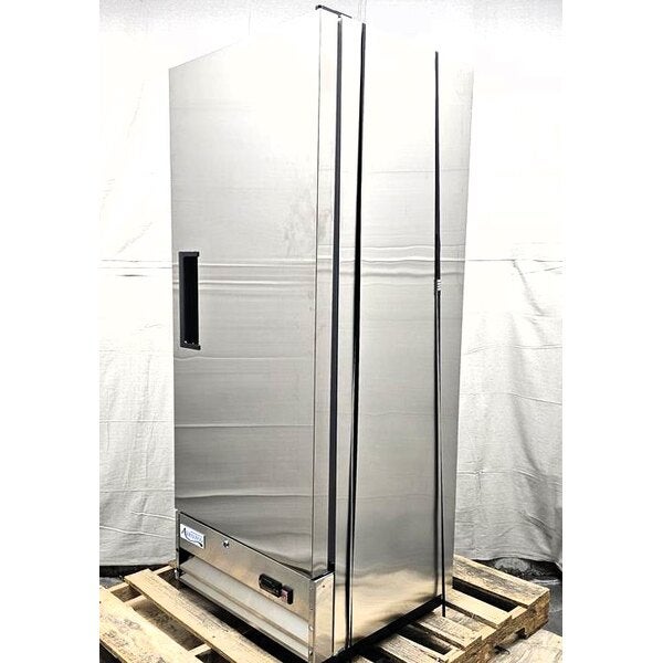 Scratch and Dent Avantco A-12R-HC 25" Solid Door Reach-In Refrigerator
