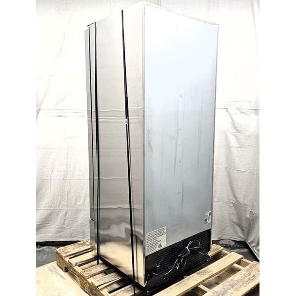 Scratch and Dent Avantco A-12R-HC 25" Solid Door Reach-In Refrigerator