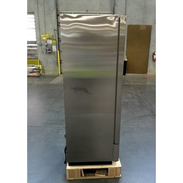 Scratch and Dent Avantco A-12F-HC 25" Solid Door Reach-In Freezer