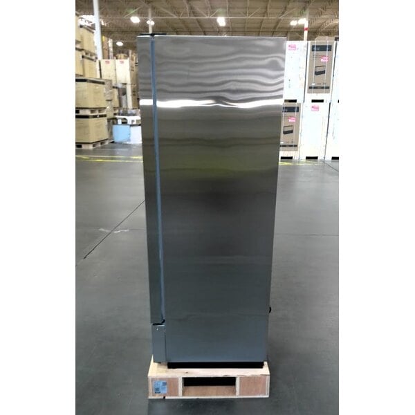 Scratch and Dent Avantco A-12F-HC 25" Solid Door Reach-In Freezer