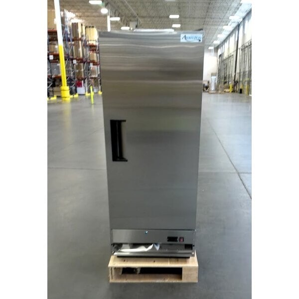 Scratch and Dent Avantco A-12F-HC 25" Solid Door Reach-In Freezer