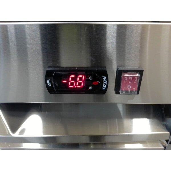 Scratch and Dent Avantco A-12F-HC 25" Solid Door Reach-In Freezer