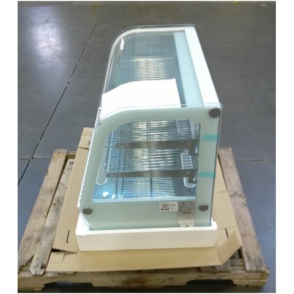Scratch and Dent Avantco BCC-35-HC 34 1/2" White Refrigerated Countertop Bakery Display Case with LED Lighting