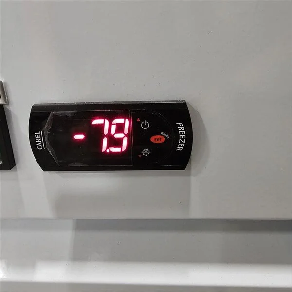 Scratch and Dent Avantco GDC-24F-HC 31" White Swing Glass Door Merchandiser Freezer with LED Lighting