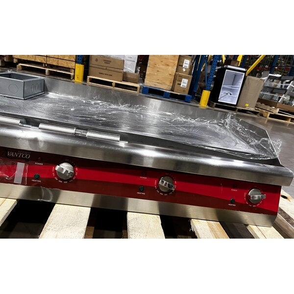 Scratch and Dent Avantco EG36N 36" Electric Countertop Griddle - 208/240V, 7488W-10080W