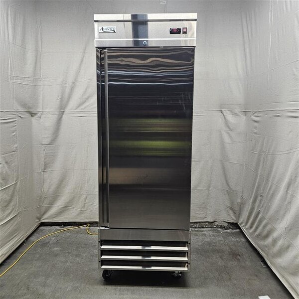 Scratch and Dent Avantco SS-1R-HC 29" Stainless Steel Solid Door Reach-In Refrigerator