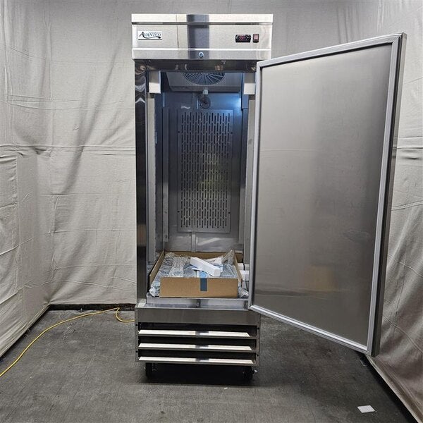 Scratch and Dent Avantco SS-1R-HC 29" Stainless Steel Solid Door Reach-In Refrigerator
