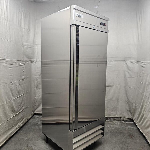 Scratch and Dent Avantco SS-1R-HC 29" Stainless Steel Solid Door Reach-In Refrigerator