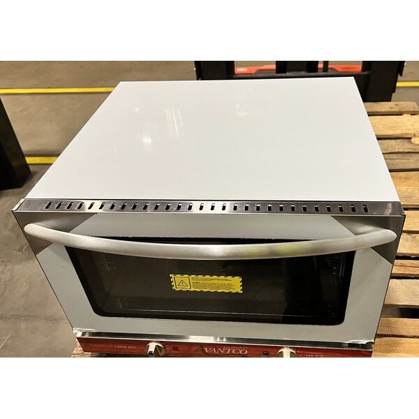 Scratch and Dent Avantco CO-16 Half Size Countertop Convection Oven, 1.5 Cu. Ft. - 120V, 1600W