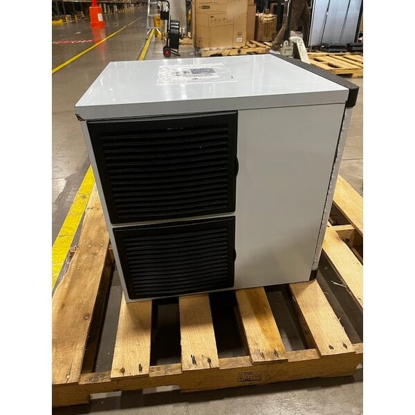 Scratch and Dent Avantco Ice MC-F-422-A 22" Air Cooled Modular Full Cube Ice Machine - 399 lb.