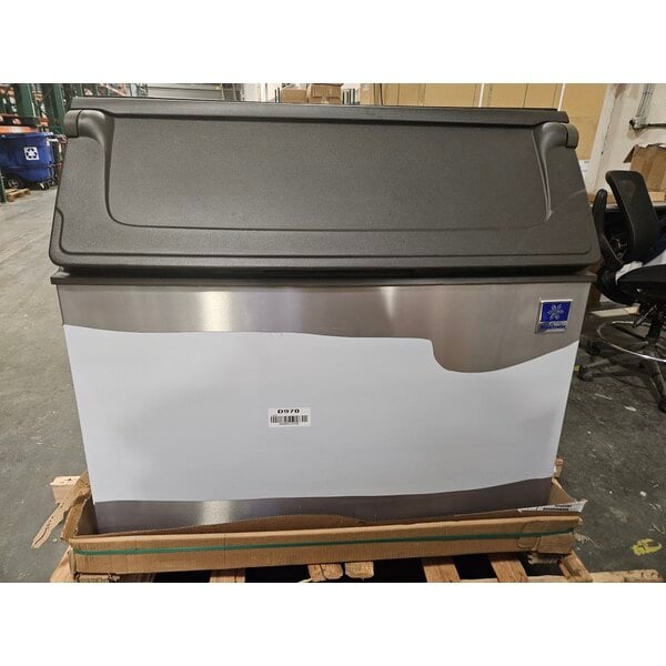 Scratch and Dent Manitowoc D970 Ice Storage Bin - 882 lb.