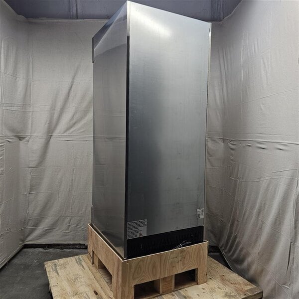 Scratch and Dent Avantco A-23F-HC 29" Solid Door Reach-In Freezer