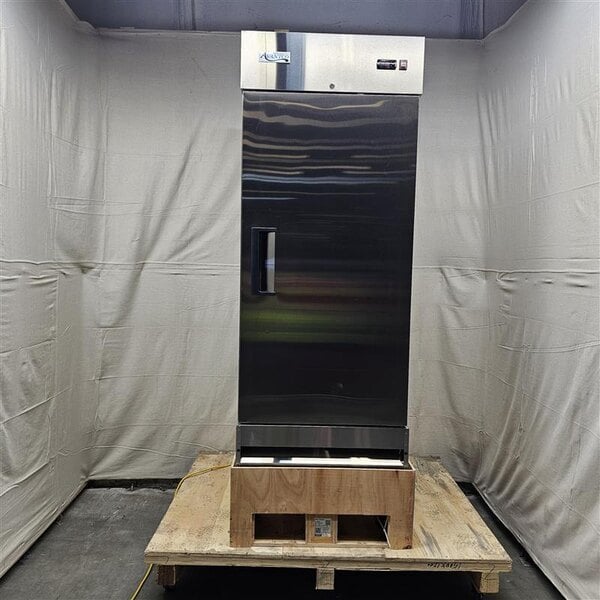 Scratch and Dent Avantco A-23F-HC 29" Solid Door Reach-In Freezer
