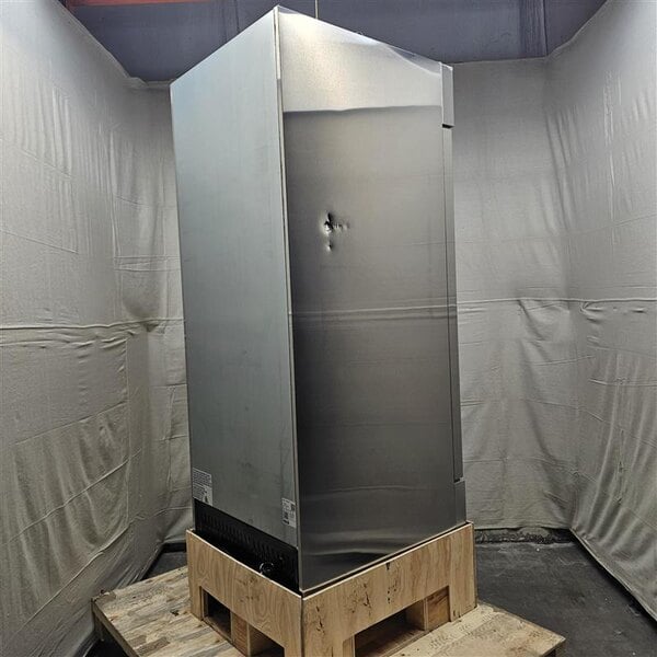 Scratch and Dent Avantco A-23F-HC 29" Solid Door Reach-In Freezer