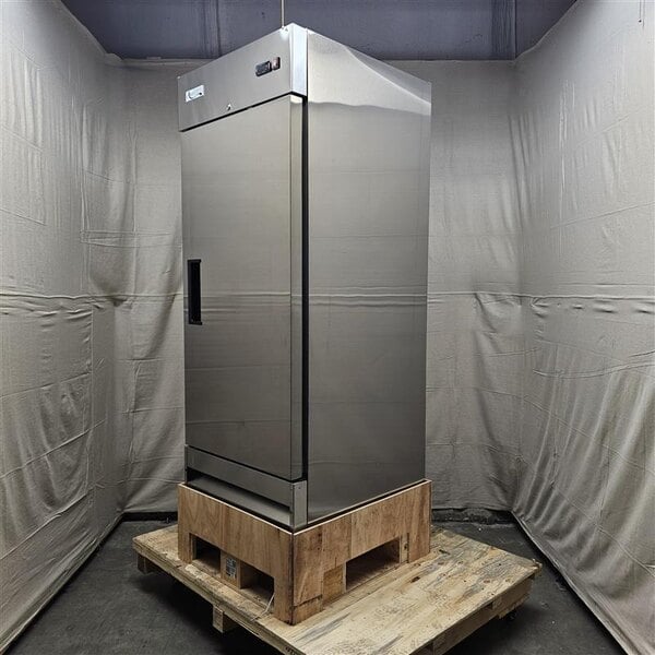 Scratch and Dent Avantco A-23F-HC 29" Solid Door Reach-In Freezer