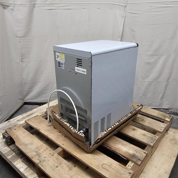 Scratch and Dent Avantco Ice UC-B-77-A 15 1/16" Air Cooled Undercounter Bullet Ice Machine - 96 lb.