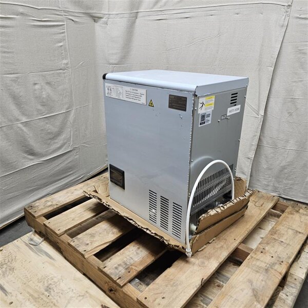 Scratch and Dent Avantco Ice UC-B-77-A 15 1/16" Air Cooled Undercounter Bullet Ice Machine - 96 lb.