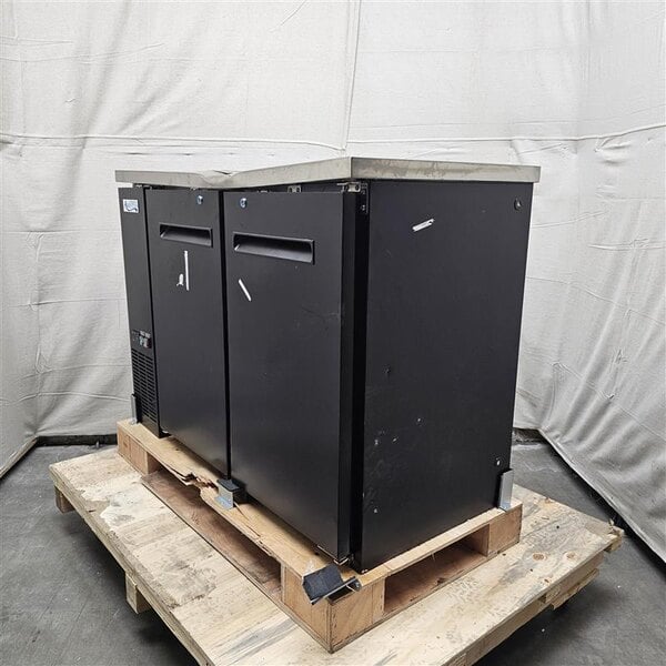 Scratch and Dent Avantco UDD-48-HC Double Tap Kegerator Beer Dispenser - Black, (2) 1/2 Keg Capacity
