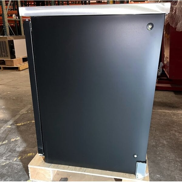 Scratch and Dent Avantco Black Kegerator / Beer Dispenser with 2 Quadruple Tap Towers (3) 1/2 Keg Capacity