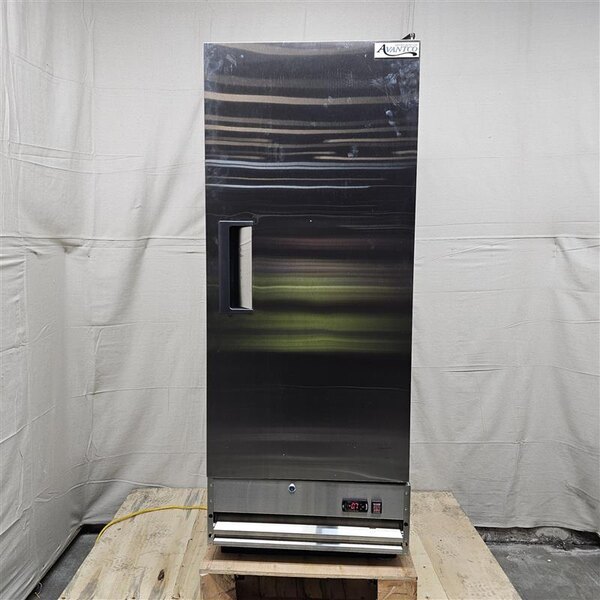 Scratch and Dent Avantco A-12F-HC 25" Solid Door Reach-In Freezer