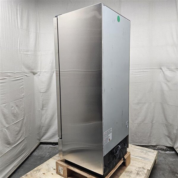 Scratch and Dent Avantco A-12F-HC 25" Solid Door Reach-In Freezer