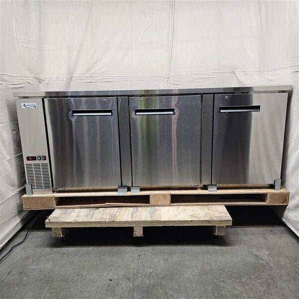 Scratch and Dent Avantco UDD-4-HC-S Stainless Steel Kegerator / Beer Dispenser with (2) 2 Tap Towers - (3) 1/2 Keg Capacity