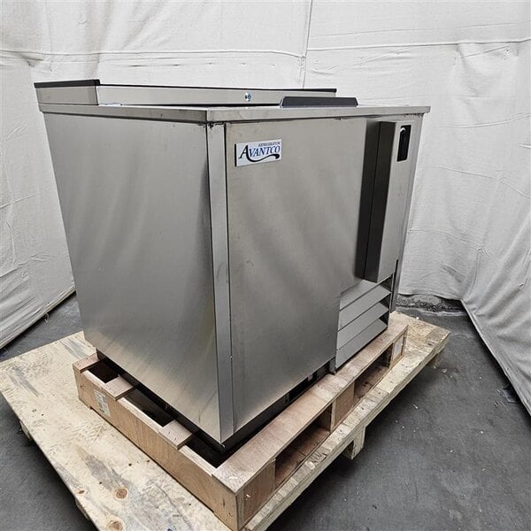 Scratch and Dent Avantco HBB-36-HC-S 36" Stainless Steel Horizontal Bottle Cooler
