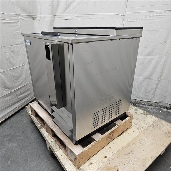 Scratch and Dent Avantco HBB-36-HC-S 36" Stainless Steel Horizontal Bottle Cooler