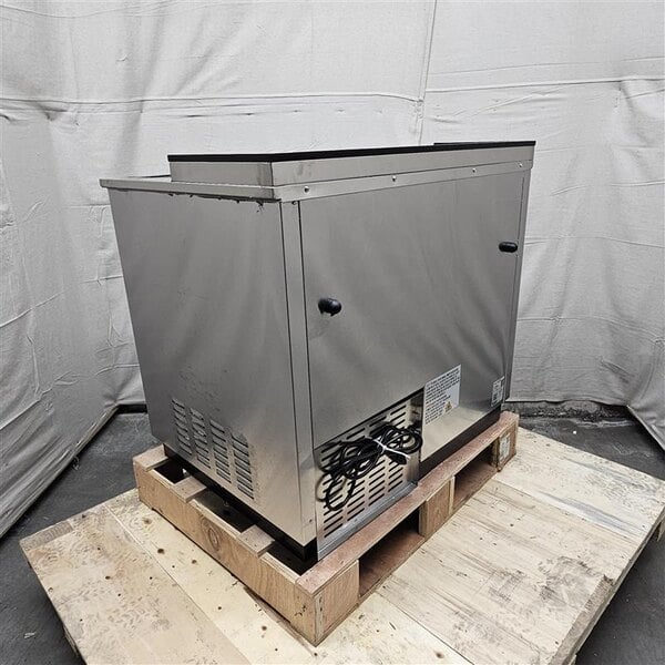 Scratch and Dent Avantco HBB-36-HC-S 36" Stainless Steel Horizontal Bottle Cooler