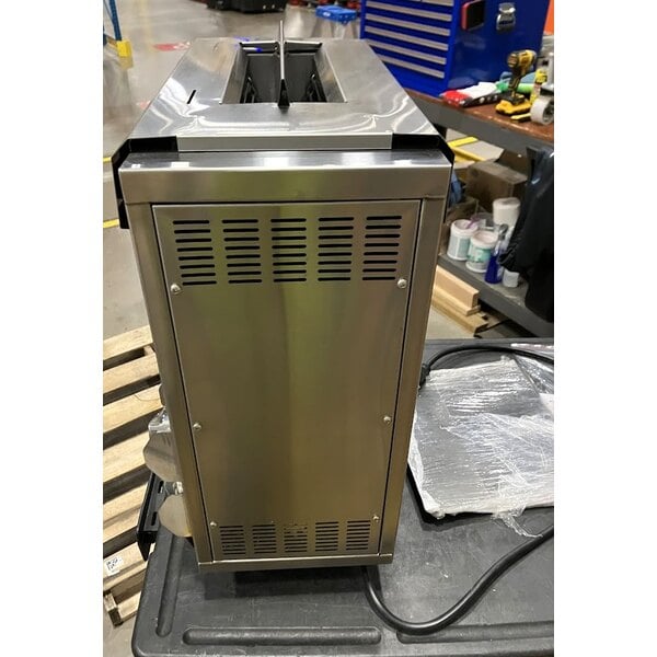 Scratch and Dent Avantco CPBTR66A Compact Vertical Contact Bun Toaster - 120V, 1,650W
