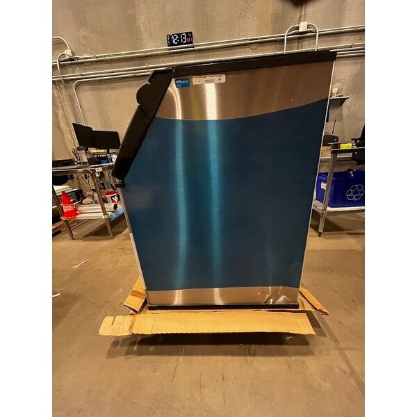 Scratch and Dent Manitowoc D970 Ice Storage Bin - 882 lb.