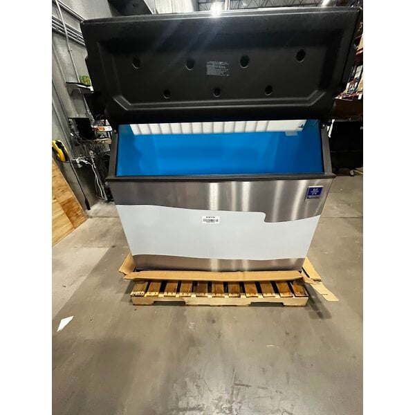 Scratch and Dent Manitowoc D970 Ice Storage Bin - 882 lb.