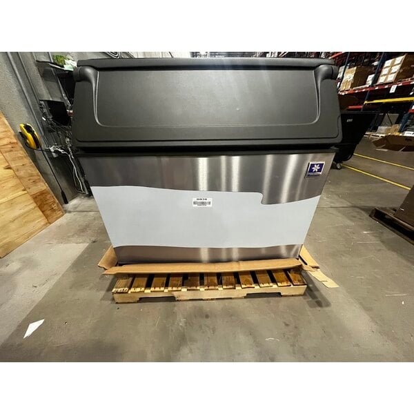 Scratch and Dent Manitowoc D970 Ice Storage Bin - 882 lb.