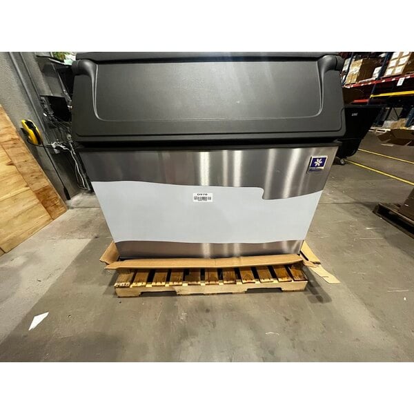 Scratch and Dent Manitowoc D970 Ice Storage Bin - 882 lb.