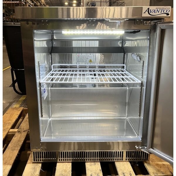 Scratch and Dent Avantco ZWT-27R-HC 27" Front Breathing Worktop Refrigerator with 3 1/2" Backsplash